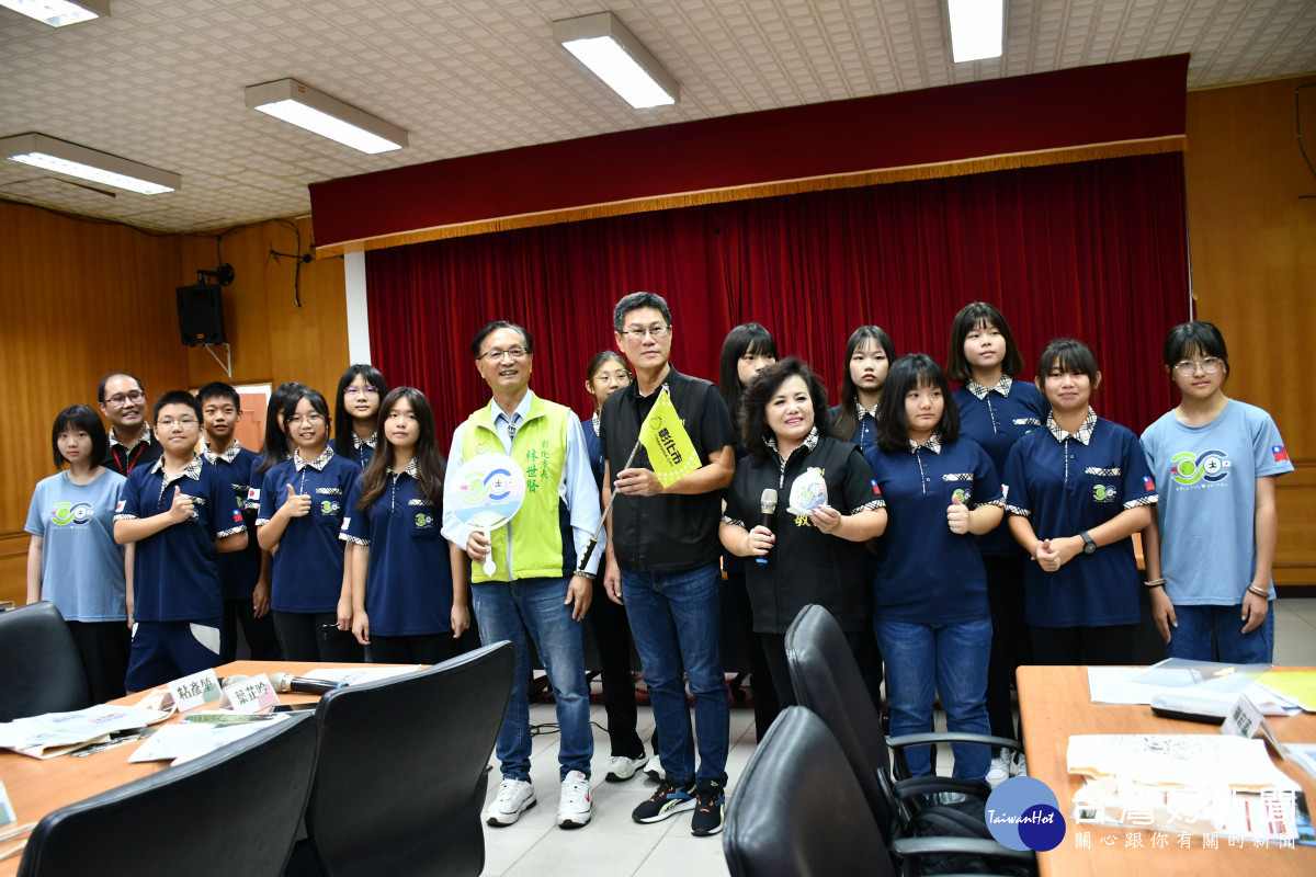 市長林世賢與市民代表會主席陳文賓分享學生赴日本教育文化觀光參訪成功返台的喜悅。圖/彰化市公所提供