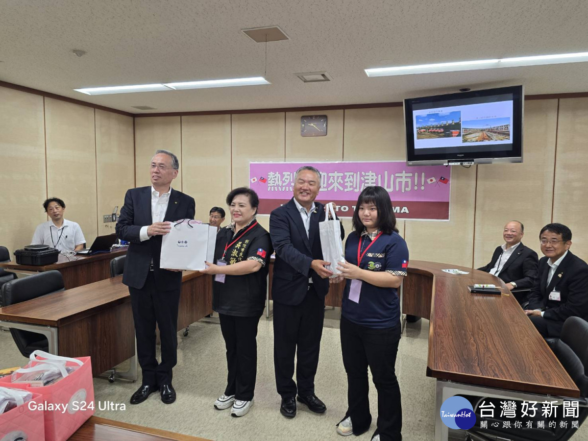 津山市長谷口圭三(左1)與市議會議長中島完一(右2)致贈參訪團的吳淑敏代表(左2)。圖/彰化市公所提供
