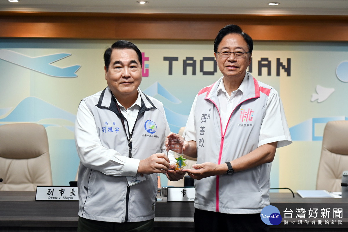 桃市水患自主防災社區及下水道工程評鑑雙獲績優,桃園市長張善政接受水局長劉振宇獻獎。