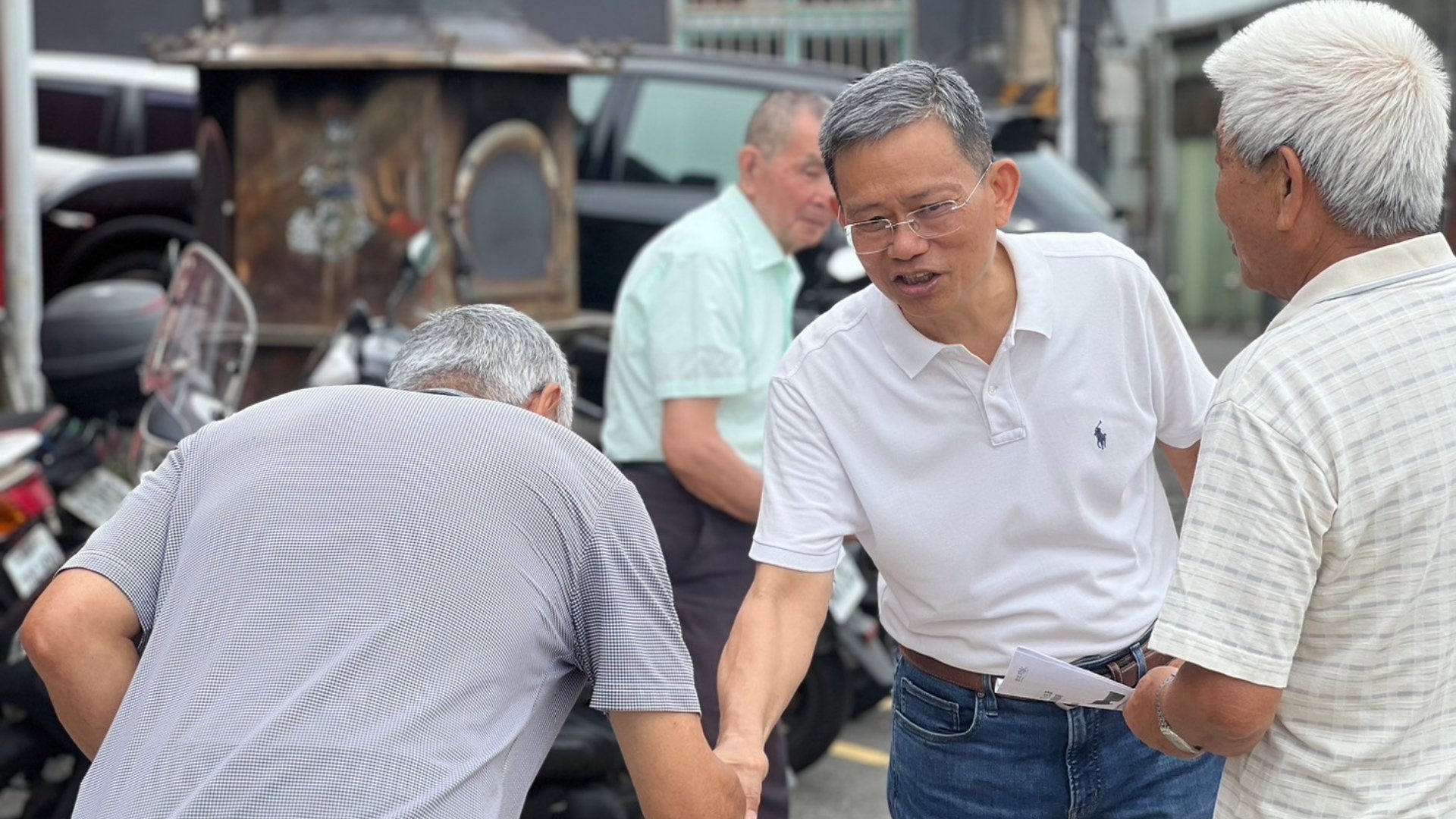 十連霸北市議員陳政忠(中)被控操縱宏福建設股票,陸續掏空公司資產,17日判刑定讞。翻攝陳政忠臉書