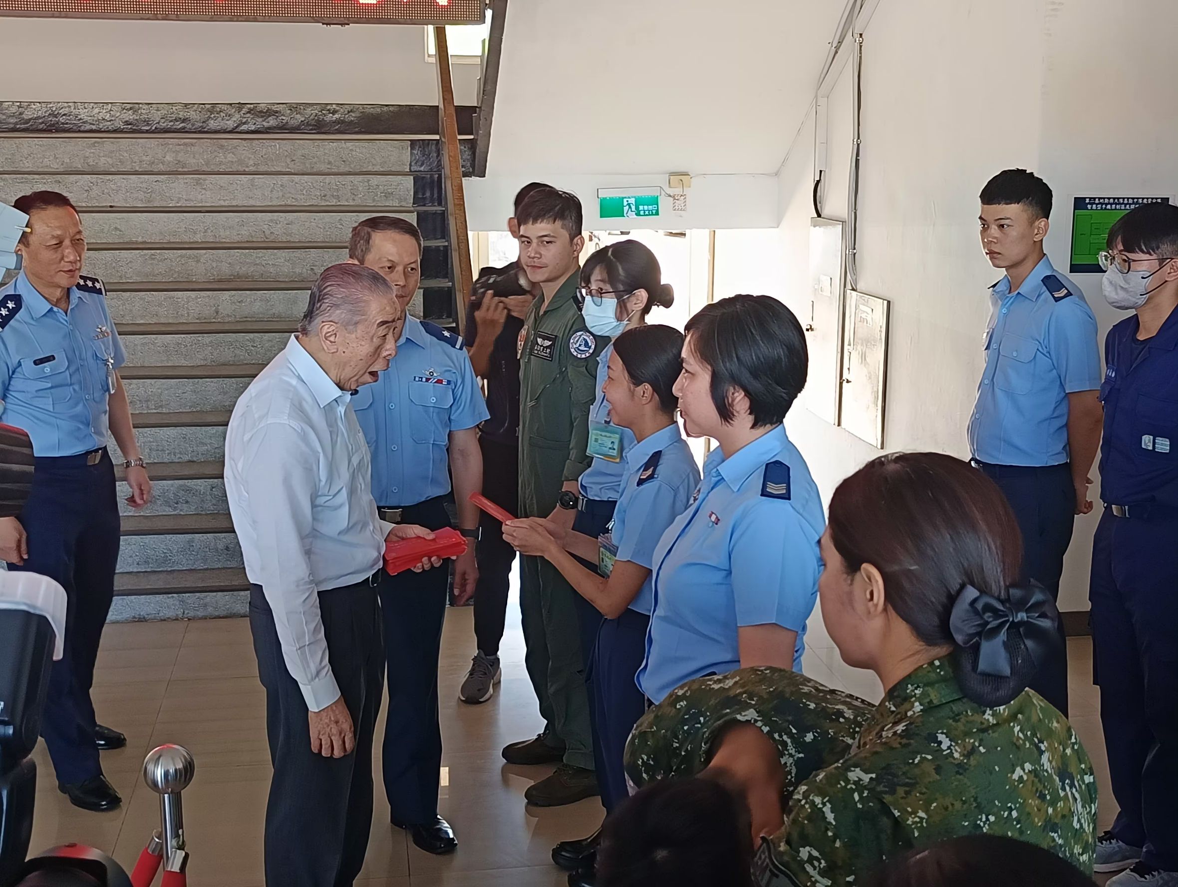 李棟樑親訪新竹空軍基地慰勉官兵辛勞。王烱華攝