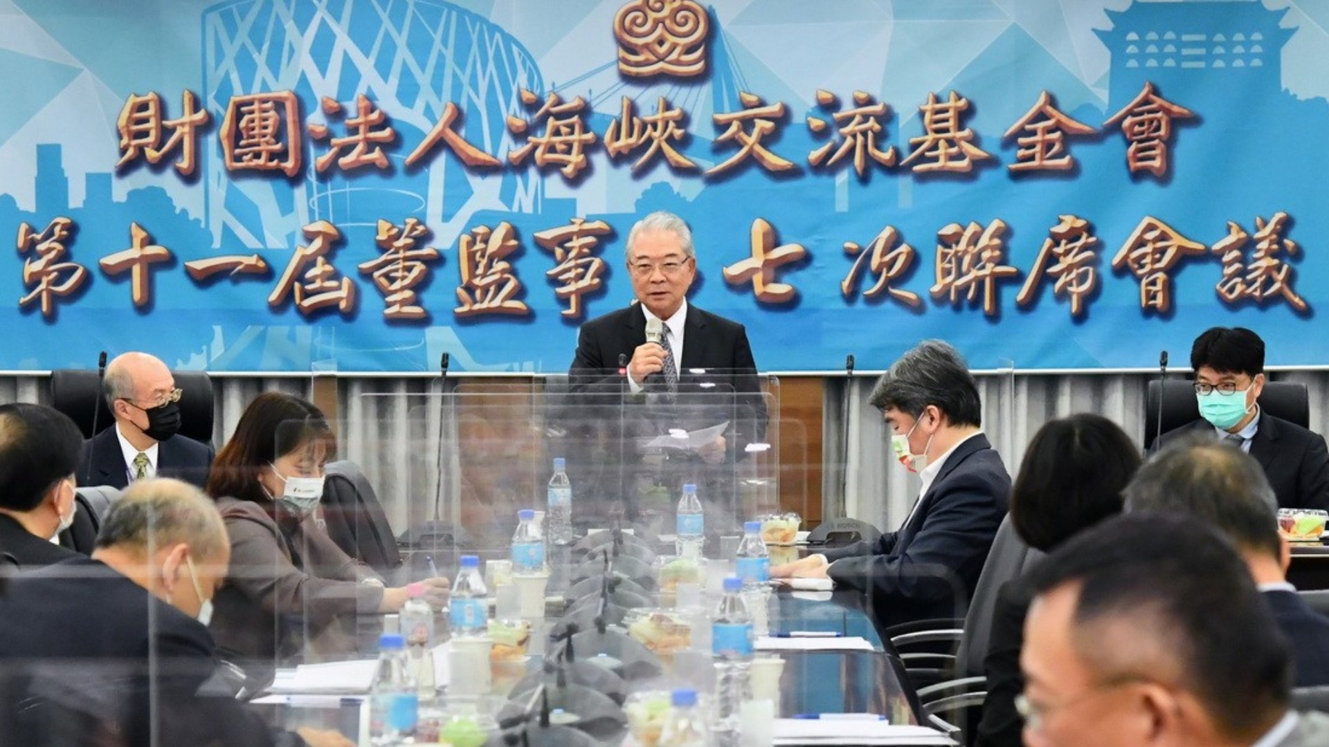 陸委會18日宣布,海基會副董事長許勝雄(持麥克風者)代理董事長一職。翻攝海基會官網