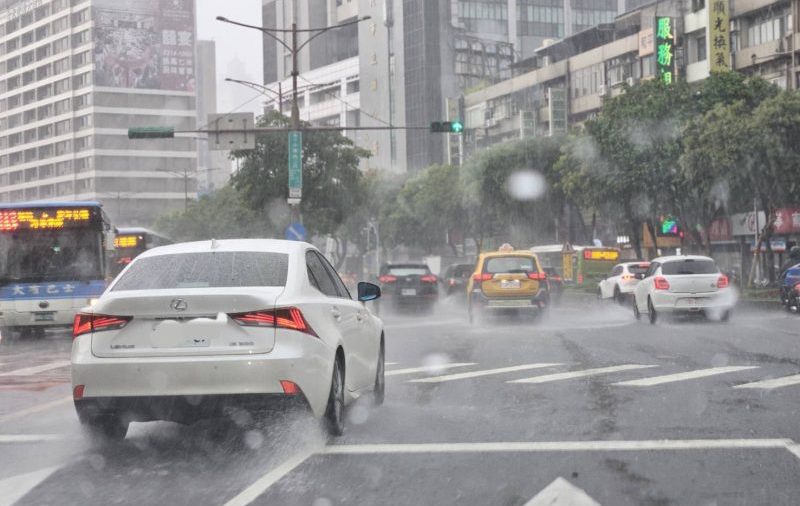快訊/9縣市大雨特報 大雷雨襲台南