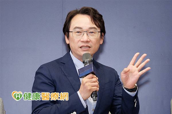 皮膚科黃勇學醫師指出,基因遺傳、賀爾蒙、壓力及不正常的生活習慣皆有可能是造成異常落髮的原因,階段性對症下藥可挽救落髮危機。