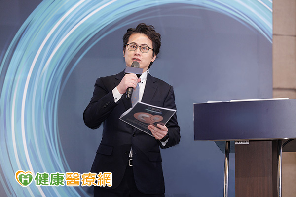 臺安醫院皮膚科主任曾德朋醫師分享國際新型AMT自體微移植技術的應用,透過微創手術幫助患者改善禿頭、落髮問題。