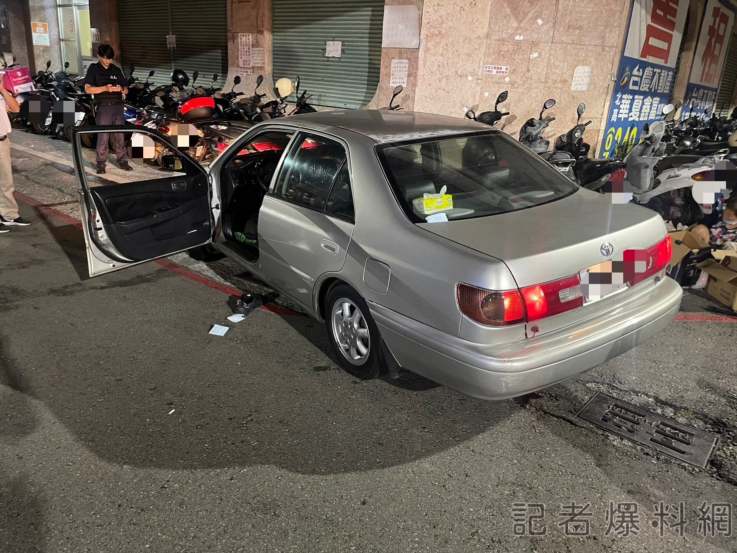 ▲高雄男駕車疑突發性心肌梗塞，失去意識後車輛往前開撞上騎樓機車。（圖／民眾提供）