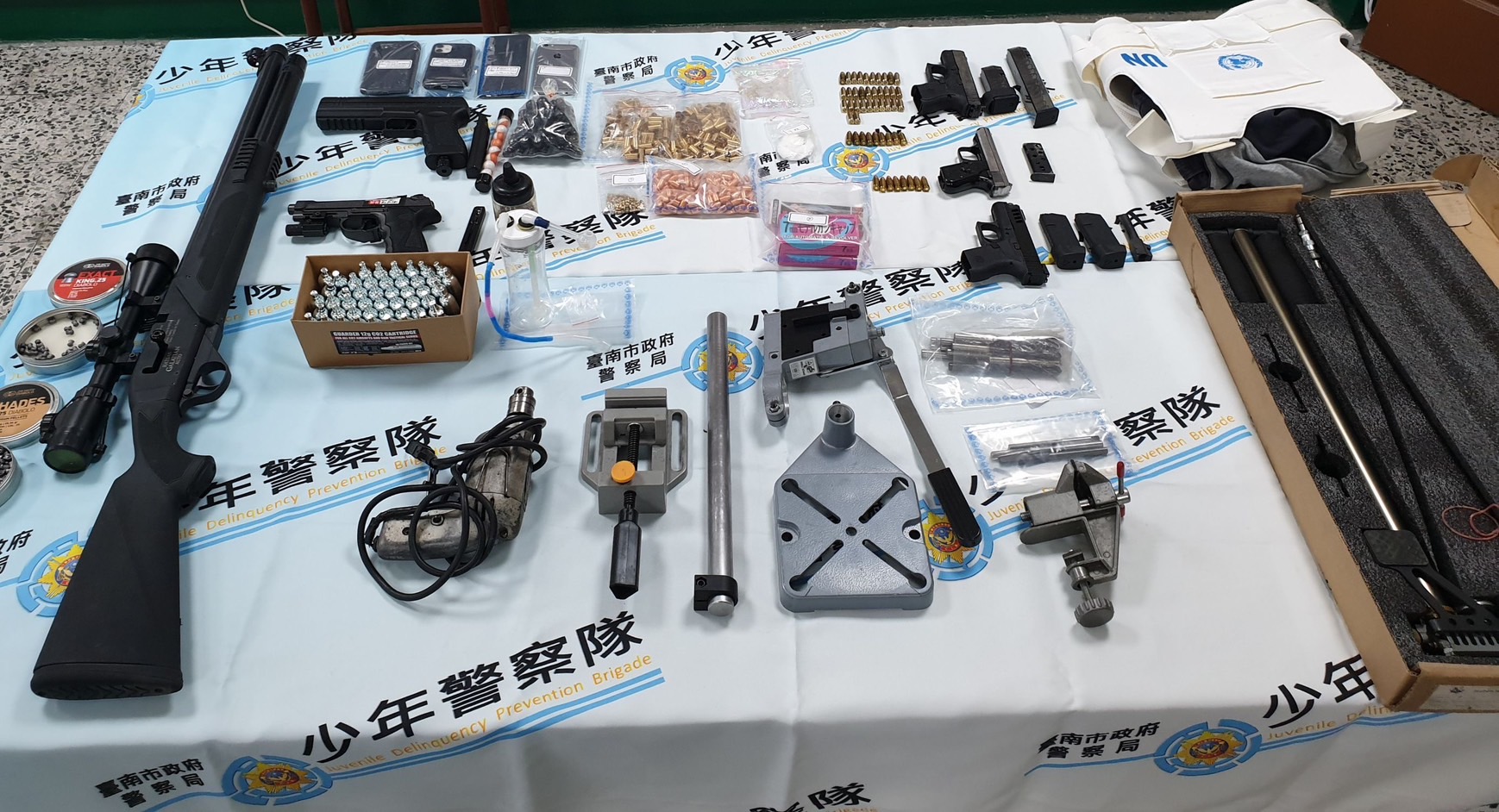 ▲修配廠內查獲非制式長短槍4枝、毒品及各式槍枝改造工具。（圖／記者陳彥霖翻攝）
