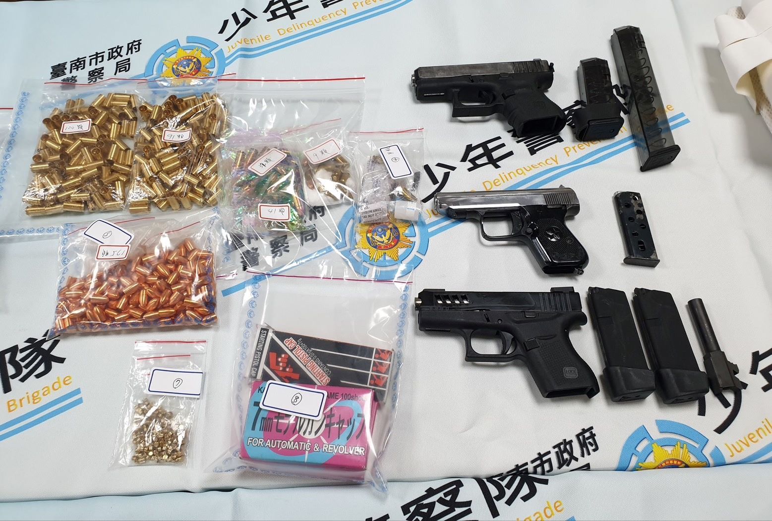 ▲修配廠內查獲非制式長短槍4枝、毒品及各式槍枝改造工具。（圖／記者陳彥霖翻攝）