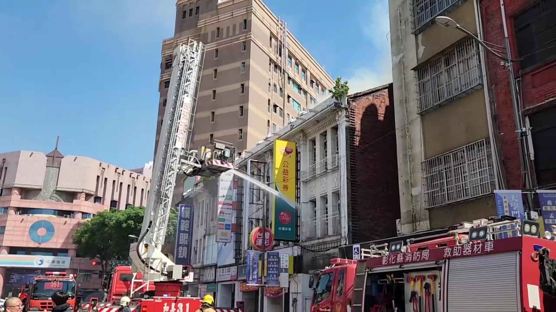 ▲彰化市長安街驚傳民宅火警,延燒至光復路數間店面,由於火勢猛烈,濃煙直衝雲霄,彰化縣消防局出動60人滅火。(記者張溎壕攝)