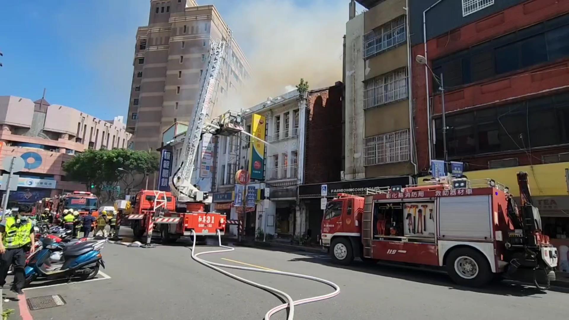 ▲彰化市長安街驚傳民宅火警，延燒至光復路數間店面，由於火勢猛烈，濃煙直衝雲霄，彰化縣消防局出動60人滅火。（記者張溎壕攝）