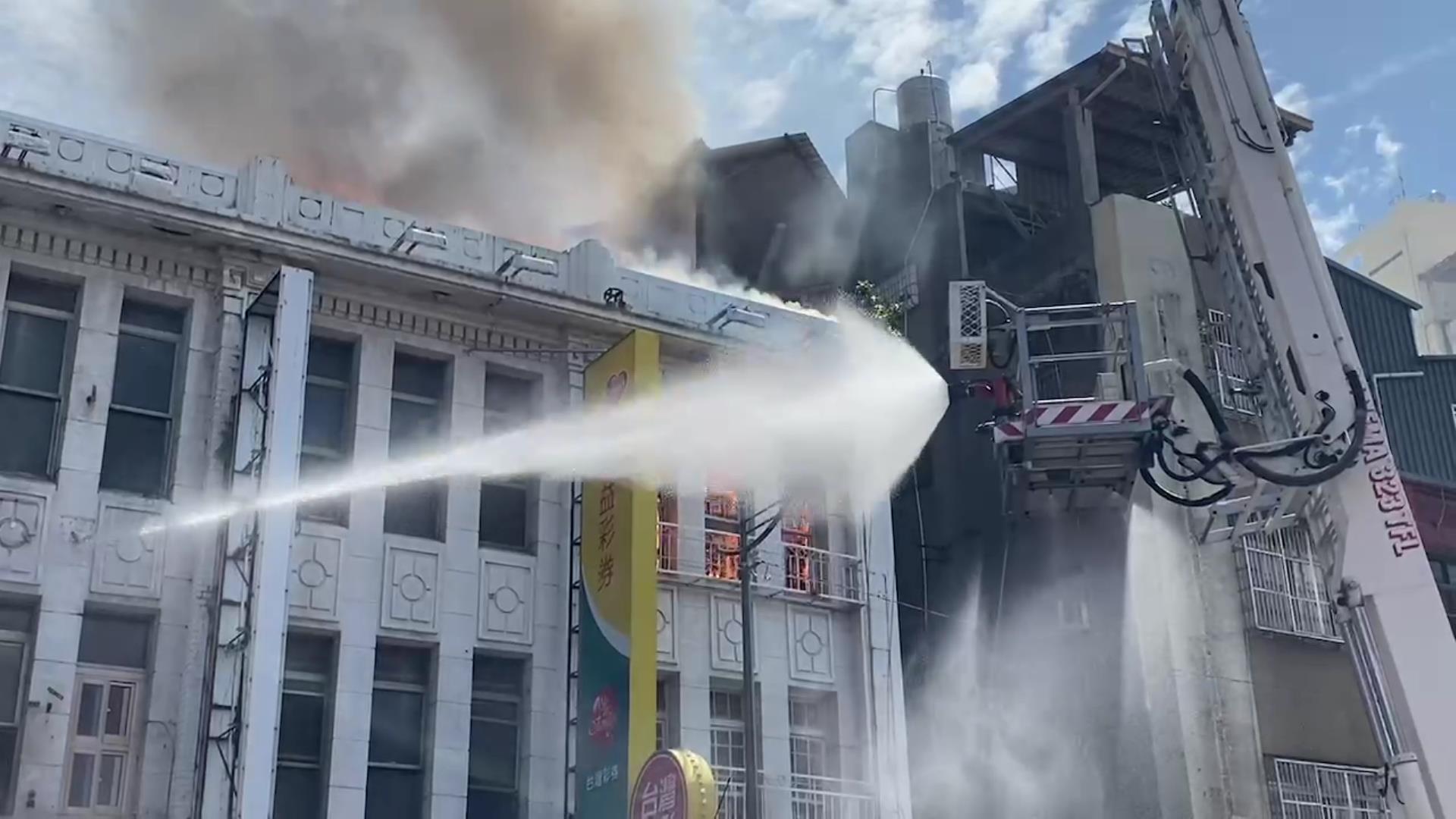 ▲彰化市長安街驚傳民宅火警，延燒至光復路數間店面，由於火勢猛烈，濃煙直衝雲霄，彰化縣消防局出動60人滅火。（記者張溎壕攝）
