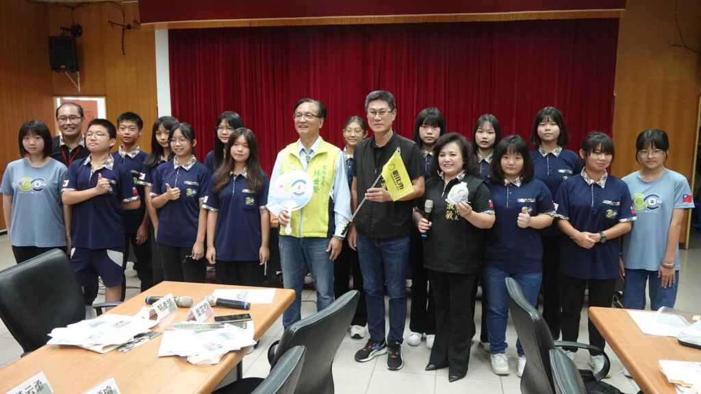 ▲市長林世賢與市民代表會主席陳文賓分享學生赴日本教育文化觀光參訪成功返台的喜悅。(記者林明佑攝)