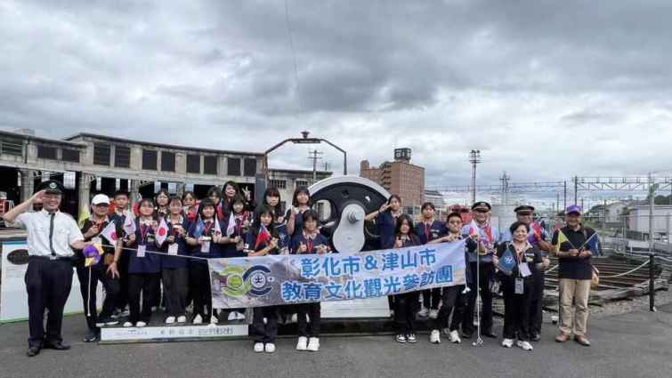 ▲彰化市教育文化觀光參訪團成員遊津山市的扇形車庫。（彰化市民代表吳淑敏提供）