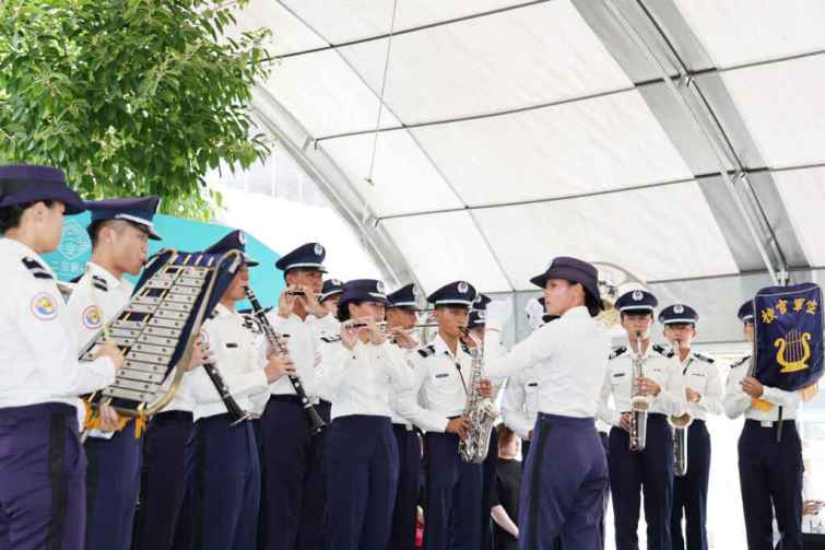 ▲「二空新村」首檔展覽剪綵儀式記者會上，由空軍軍校樂隊及仁和國小戰鼓隊帶來精彩的開場演出，用樂曲彰顯出當年空軍英勇的軍風及文化傳承的意義。（臺南市政府提供）