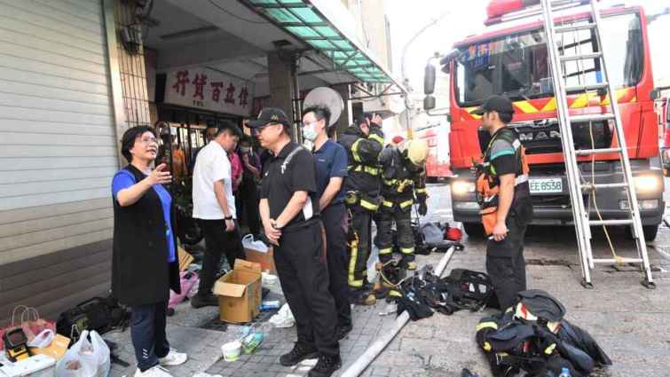 ▲彰化市鬧區長安街今天下午發生民宅大火，大火連燒10棟，彰化縣長王惠美得知消息後，隨即趕往火災現場，關心救災情況，特別感謝所有打火兄弟姐妹們，目前火勢已順利控制住，且没有人員傷亡。（彰化縣政府提供）