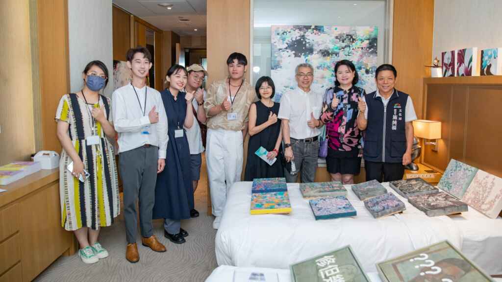 ▲臺中市政府文化局副局長施純福與藝術新聲參展者合照。(記者張玉泰攝)