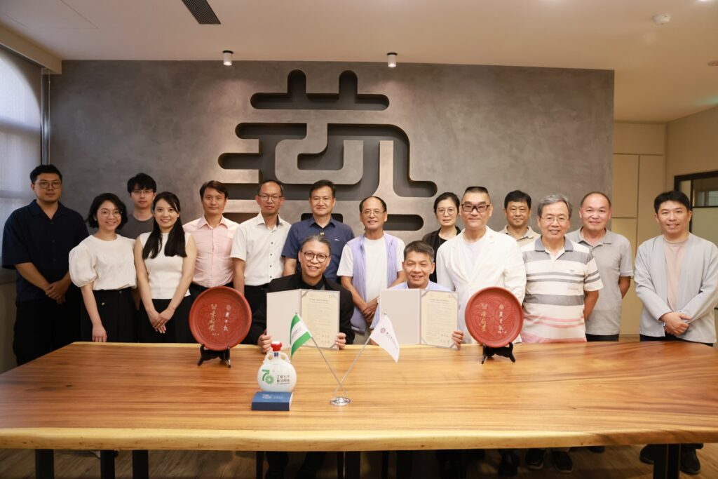 在雙方團隊共同見證下，由臺藝大校長鐘世凱(前排右)與工藝中心主任陳殿禮(前排左)代表完成合作備忘錄簽署儀式。（圖/工藝中心提供）