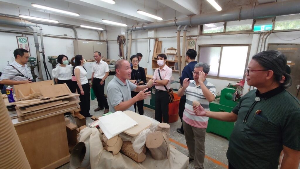 臺藝大團隊向工藝中心團隊導覽介紹學校的專業工藝教學場域。（圖/工藝中心提供）