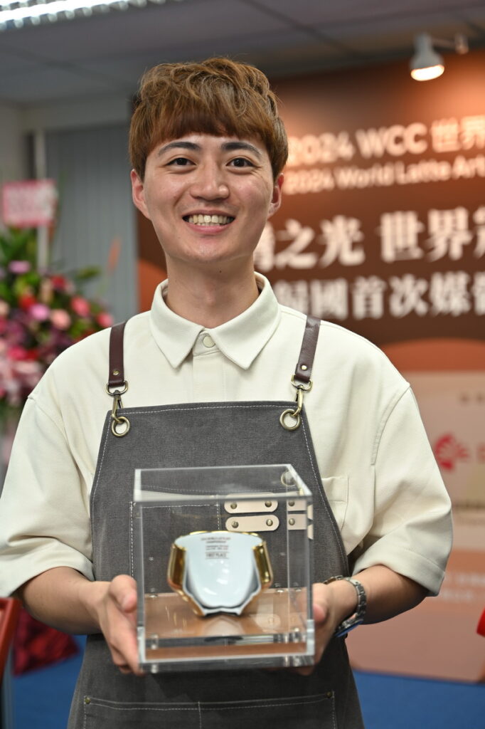 臺灣選手謝溢宸勇奪世界盃拉花大賽冠軍