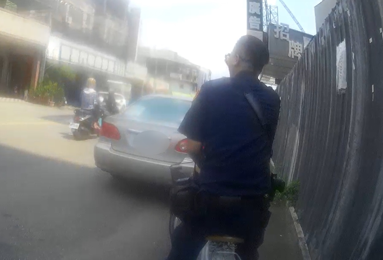 ▲圖說：員警化身兩津勘吉狂踩腳踏車，護送阿公和心愛腳踏車平安返家 （圖／台中市政府 提供）