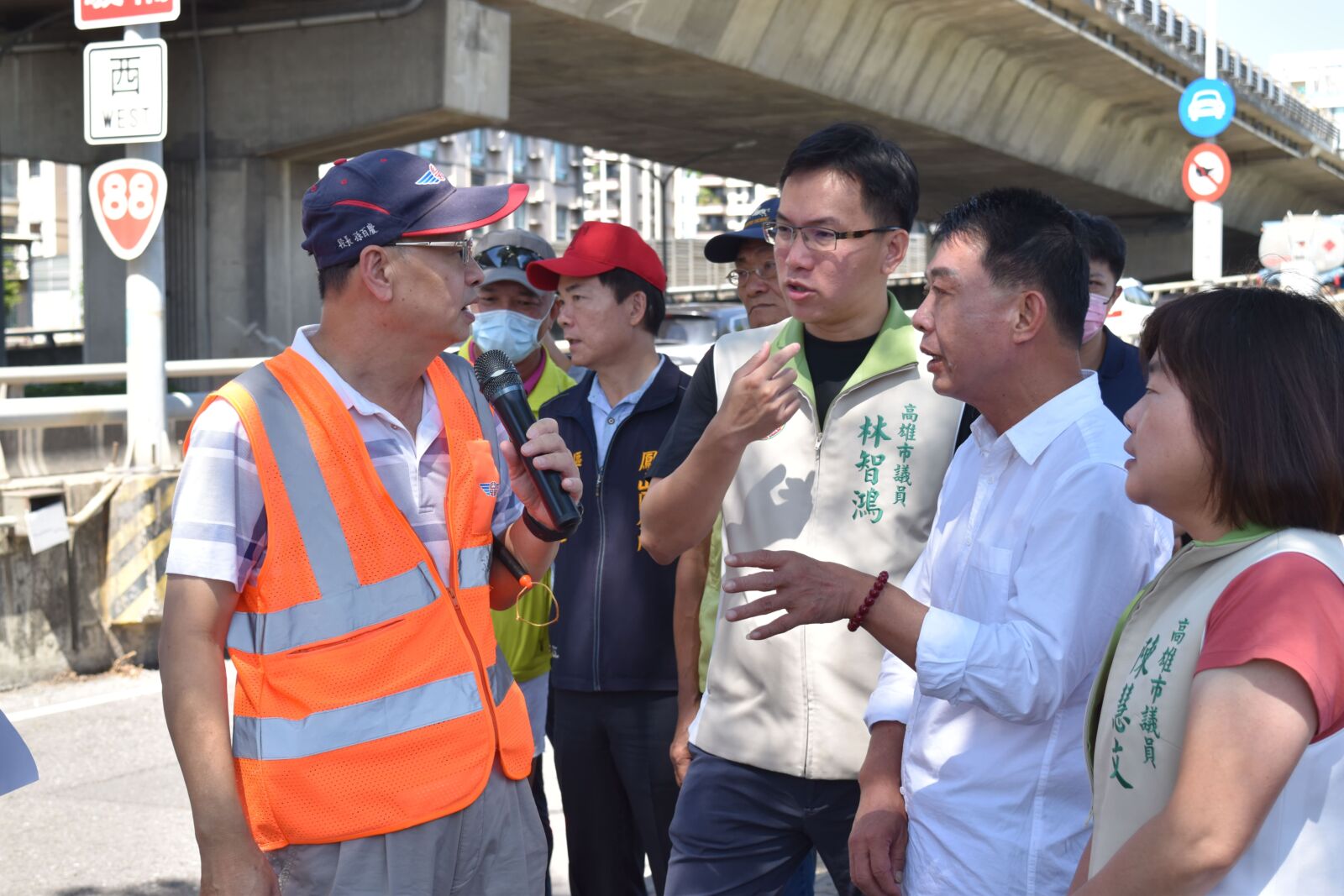 許智傑視察88快速道路隔音牆工程　承諾年底發包匝道拓寬 215