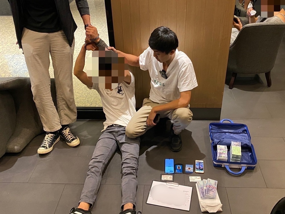 咖啡廳激烈扭打 海山便衣警埋伏逮兩車手 235 cnews204240718a10