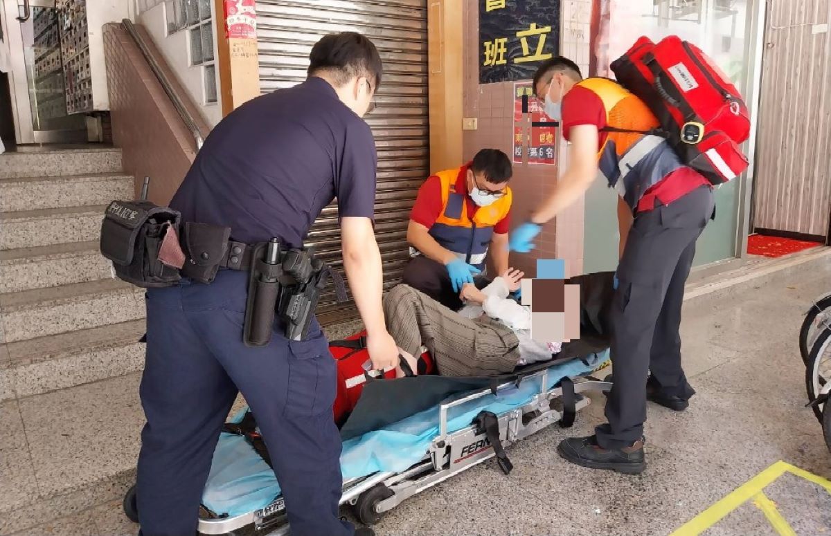 員警與救護人員協助閔民就醫。(記者薛秀蓮翻攝)