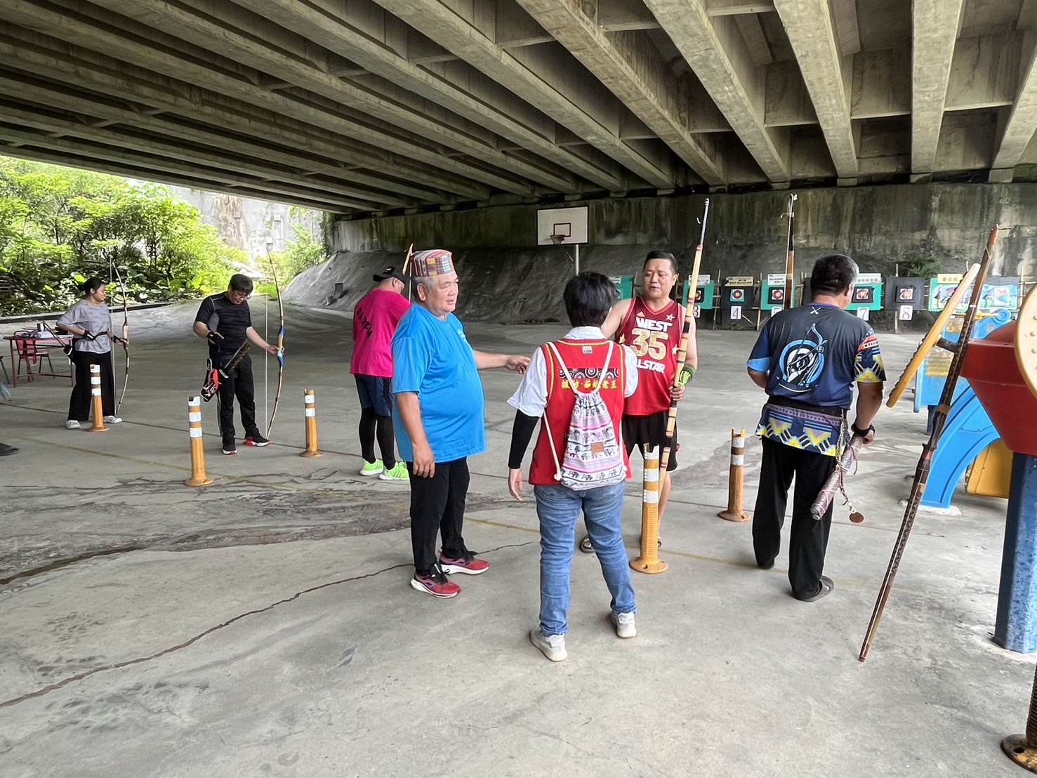 原住民射箭技藝聯誼賽於原住民射箭技藝場設置預定地熱情登場。(圖/黃仁國會辦公室)