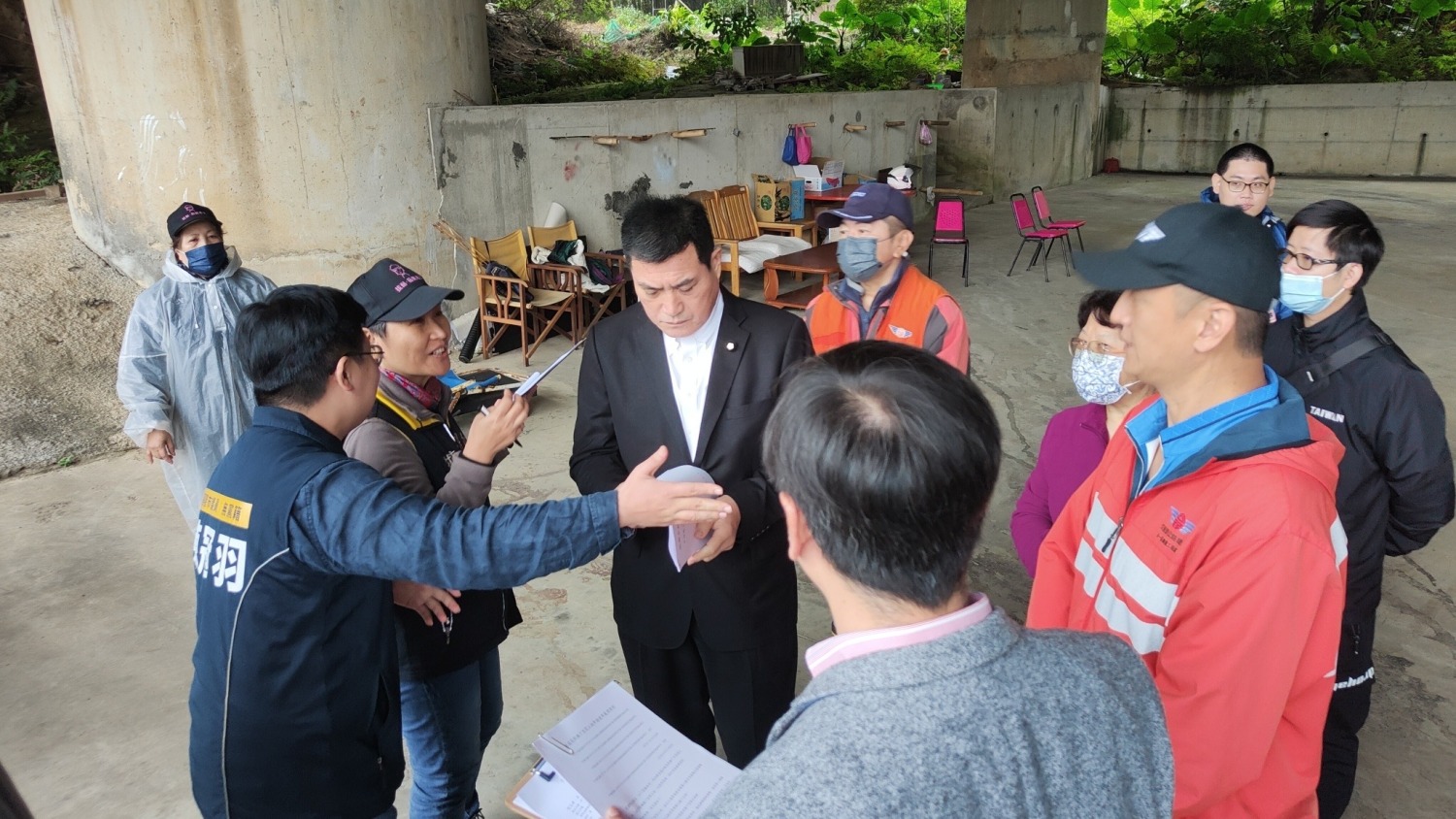 黃仁(左3)偕同基隆市議員陳冠羽、孝岡里里長吳石金及交通部公路總局北區養護工程分局基隆工務段人員共同會勘。(圖/黃仁國會辦公室)