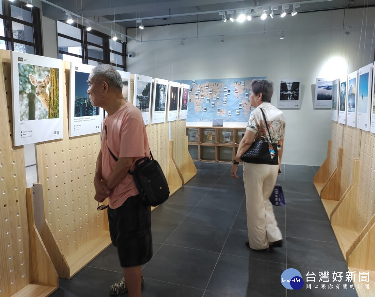 參觀展出之攝影作品。(記者吳素珍攝)