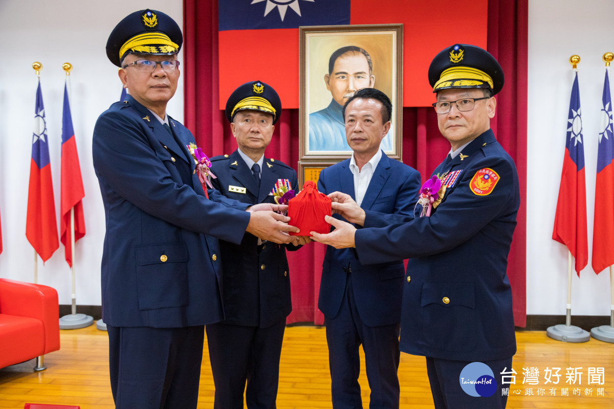 李權哲(右一)接任嘉義縣警察局局長／嘉義縣府提供