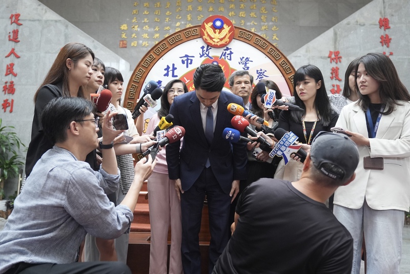 台北市長蔣萬安(中)19日為幼兒園性侵案鞠躬道歉。中央社