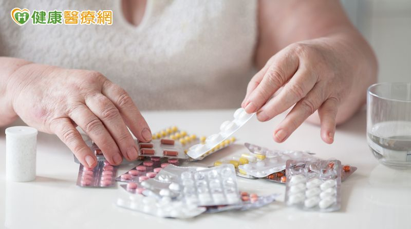 台灣高齡者多重用藥率增10%! 醫籲「這樣做」避免藥品交互作用、用藥錯誤