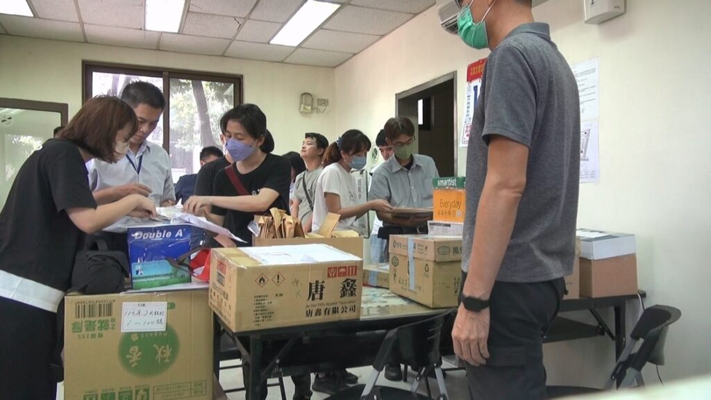 ▲圖說:中市警辦理第2次「毒品暨施用器具銷毀」工作,員警清點待銷毀各式毒品 (圖/台中市政府 提供)