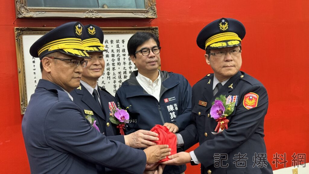 ▲高雄市警察局前公關室主任郭子弘（右）陞任六龜分局長，原職缺懸缺中。（圖／記者金東天攝）