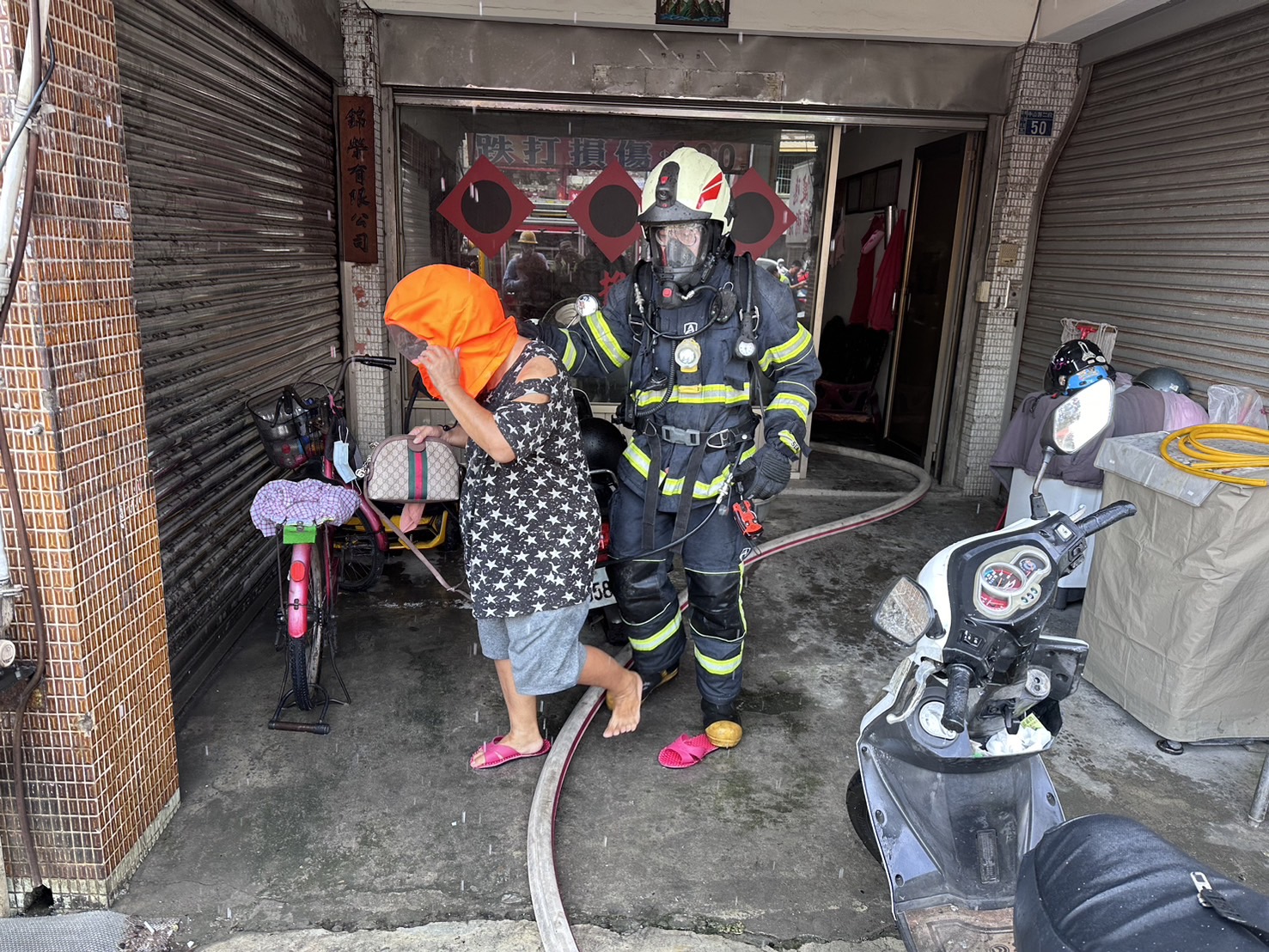 ▲彰化市中山路2段1棟3樓透天厝驚傳火災，消防人員部署水線灌救並搶進火場，將屋內民眾成功救出。（彰化縣消防局提供）
