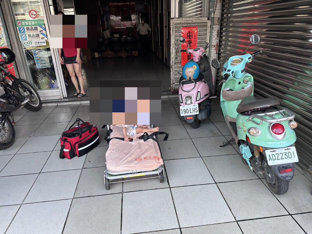 ▲彰化市中山路2段1棟3樓透天厝驚傳火災，消防人員部署水線灌救並搶進火場，將屋內民眾成功救出。（彰化縣消防局提供）