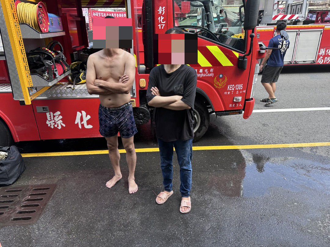 ▲彰化市中山路2段1棟3樓透天厝驚傳火災，消防人員部署水線灌救並搶進火場，將屋內民眾成功救出。（彰化縣消防局提供）