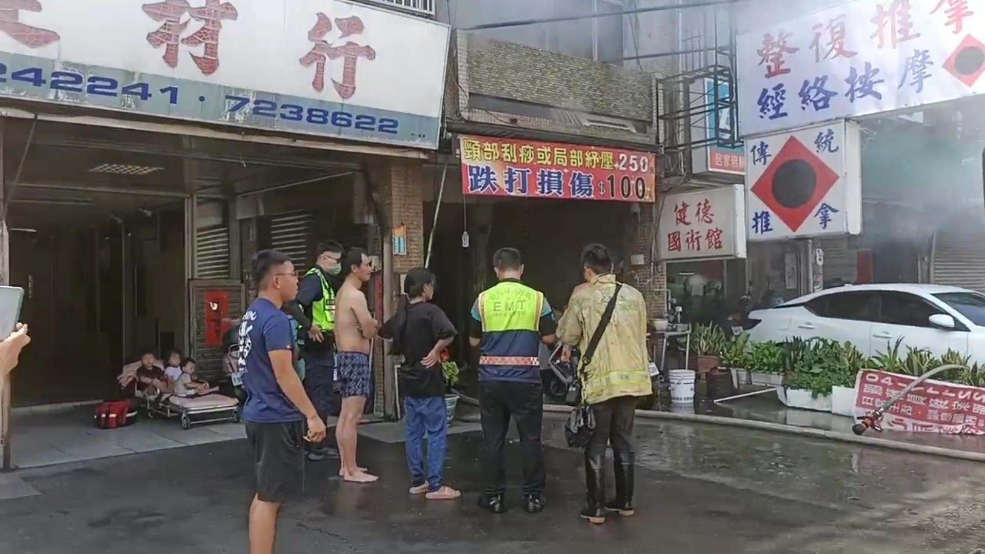 ▲彰化市中山路2段1棟3樓透天厝驚傳火災，消防人員部署水線灌救並搶進火場，將屋內民眾成功救出。（彰化縣消防局提供）