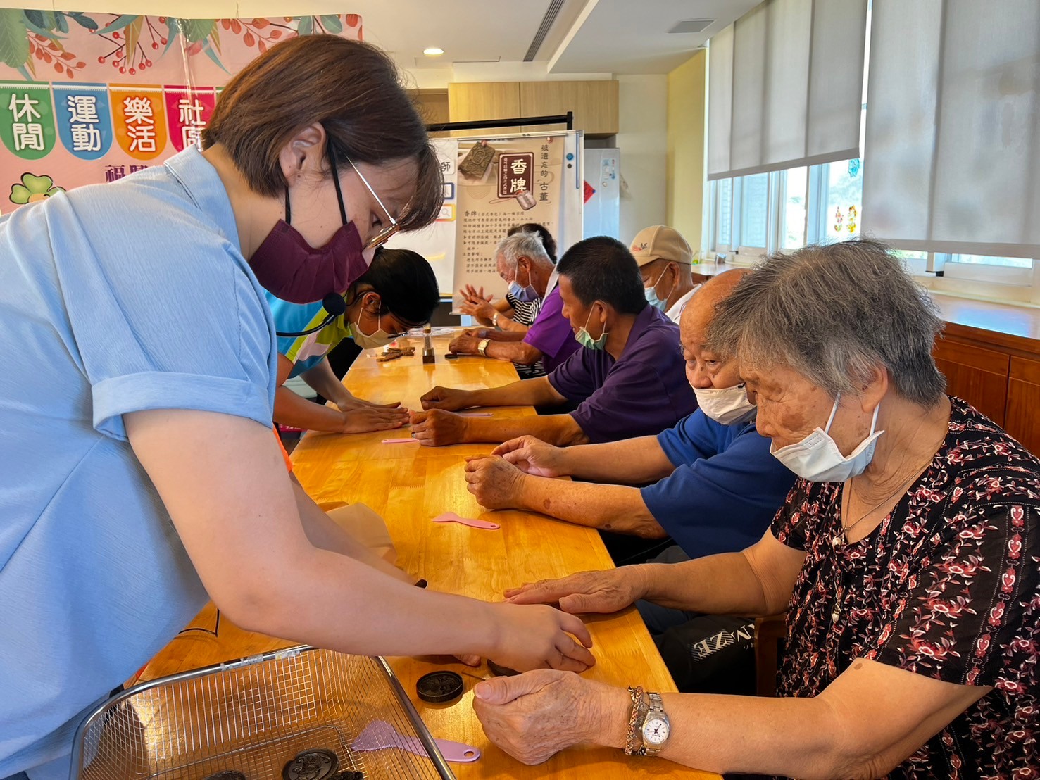 ▲福興秀和苑日照中心邀請鹿港手手桂花工作坊的邱怡瑄老師，指導阿公阿嬤們製作香牌。（記者張溎壕攝）