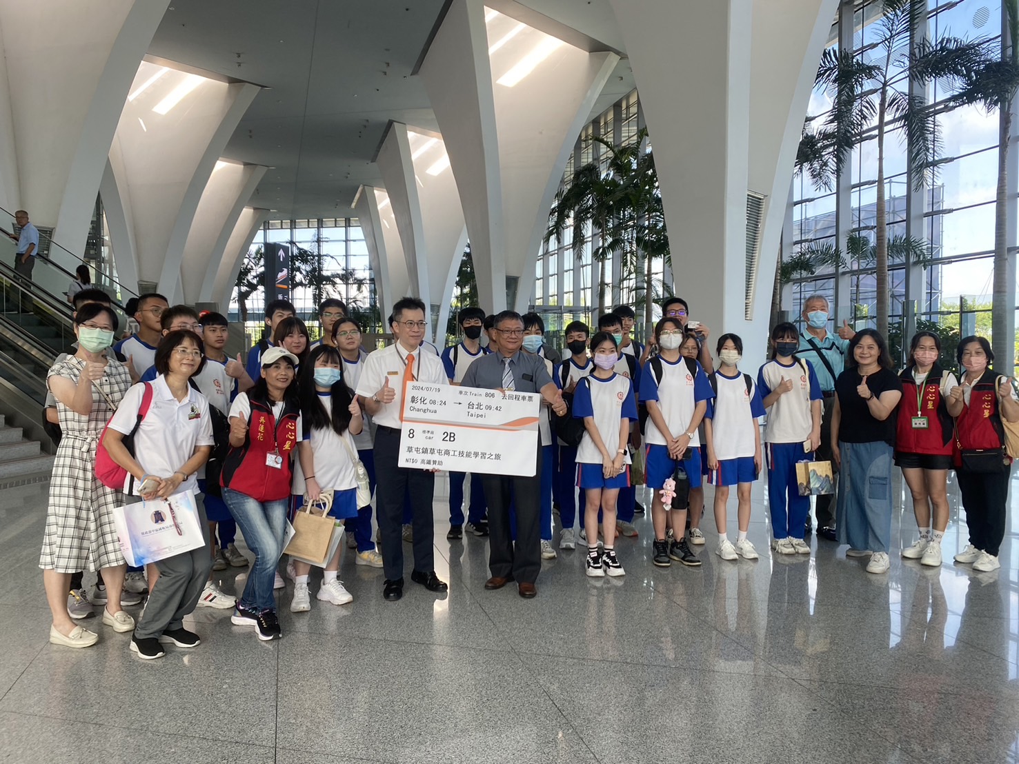 ▲高鐵彰化站贊助草屯商工家境弱勢的學生搭乘高鐵列車到台北進行校外教學活動。（記者張溎壕攝）
