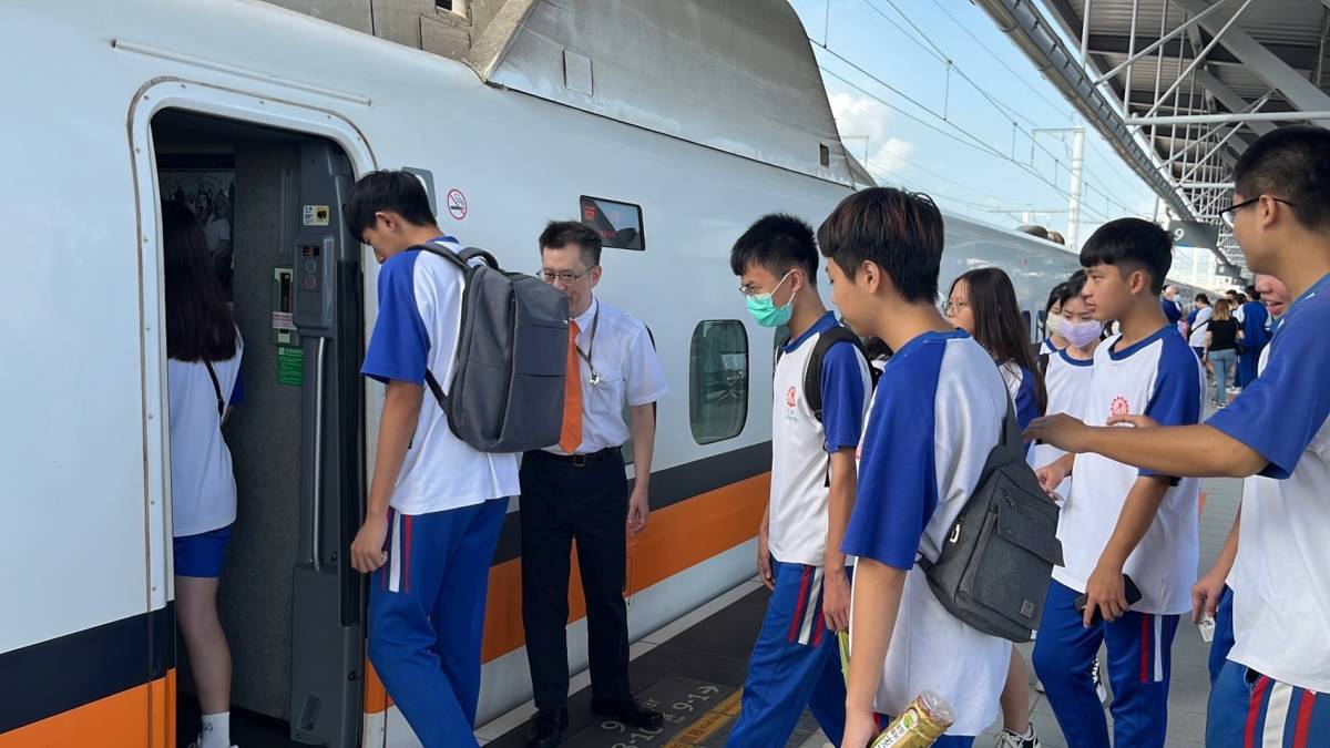 ▲高鐵彰化站贊助草屯商工家境弱勢的學生搭乘高鐵列車到台北進行校外教學活動。（記者張溎壕攝）