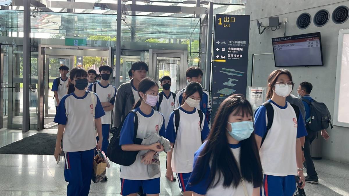 ▲高鐵彰化站贊助草屯商工家境弱勢的學生搭乘高鐵列車到台北進行校外教學活動。（記者張溎壕攝）