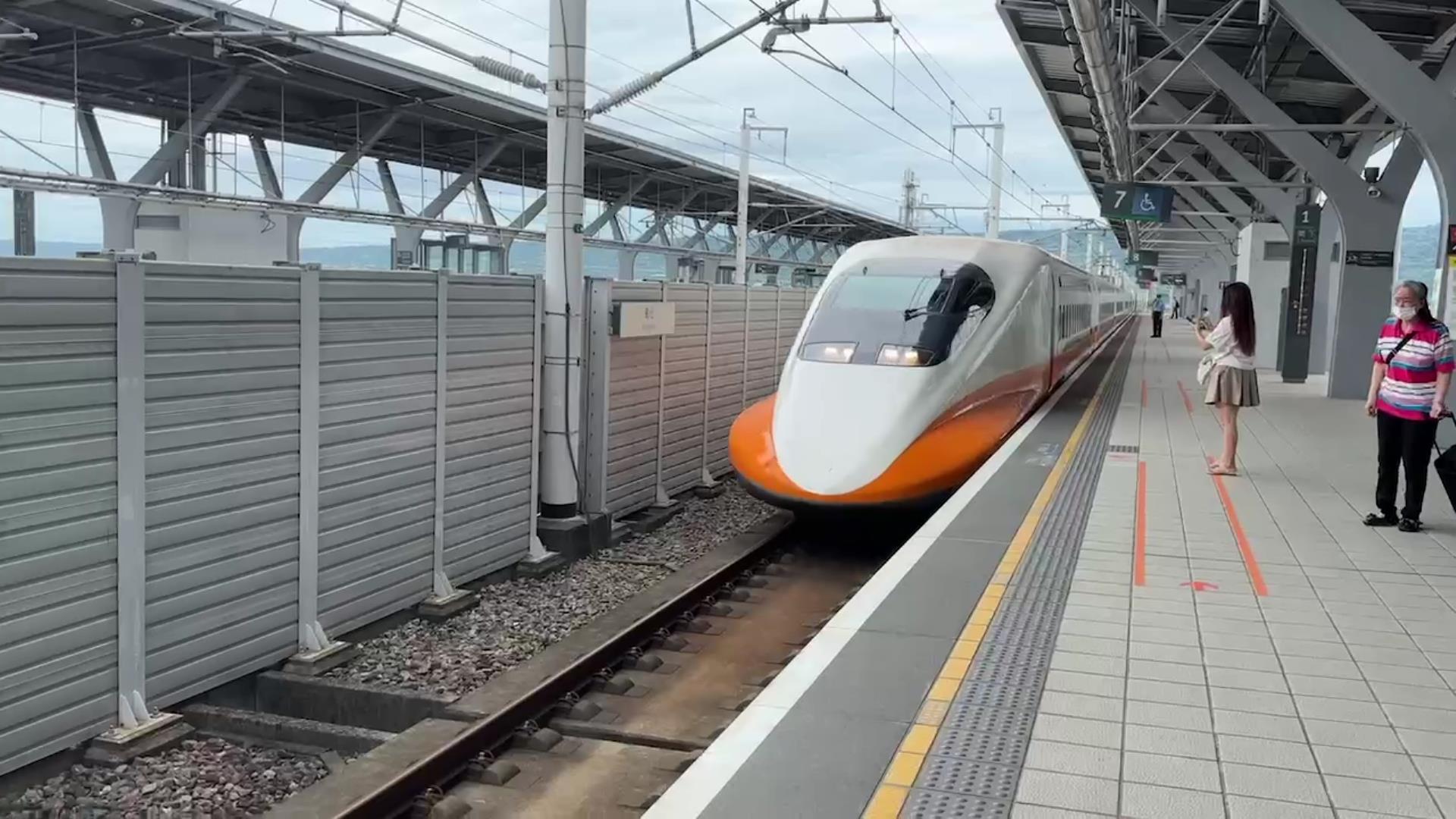 ▲高鐵彰化站贊助草屯商工家境弱勢的學生搭乘高鐵列車到台北進行校外教學活動。（記者張溎壕攝）