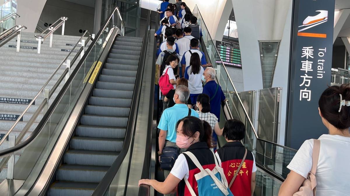 ▲高鐵彰化站贊助草屯商工家境弱勢的學生搭乘高鐵列車到台北進行校外教學活動。（記者張溎壕攝）