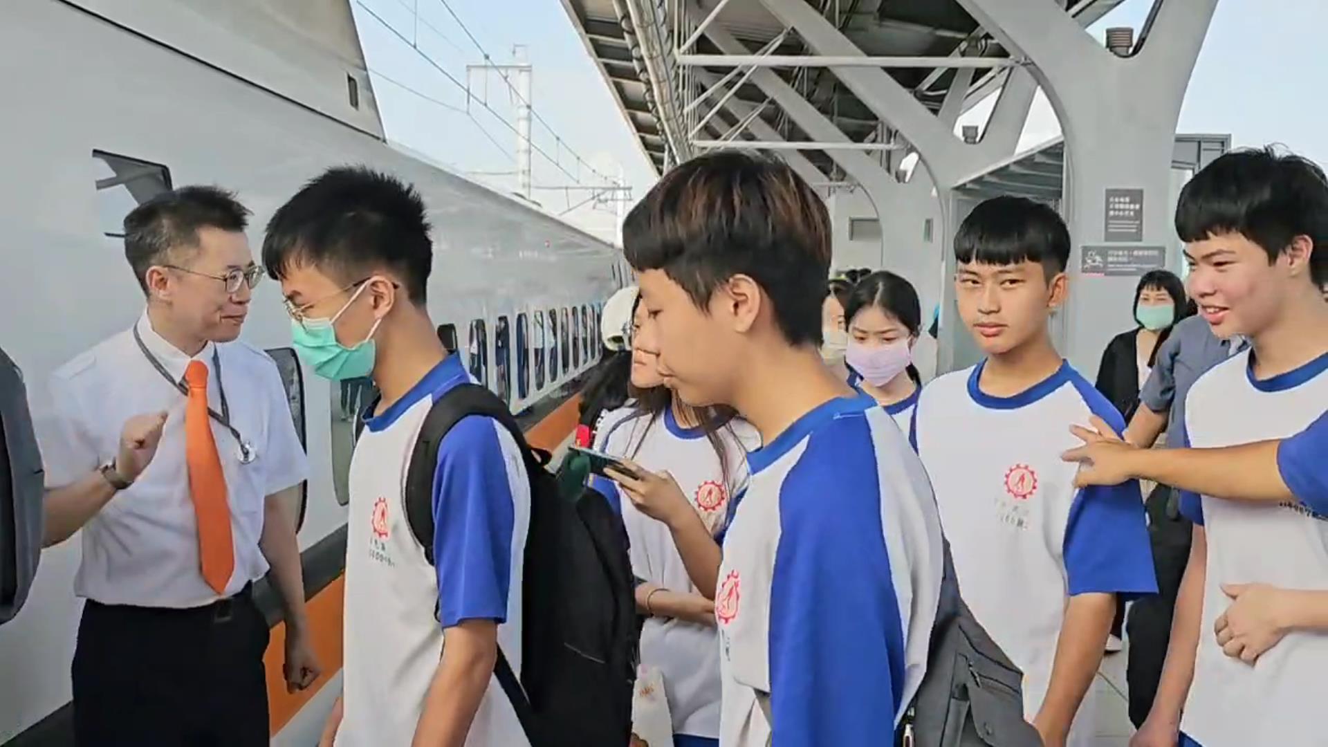 ▲高鐵彰化站贊助草屯商工家境弱勢的學生搭乘高鐵列車到台北進行校外教學活動。（記者張溎壕攝）