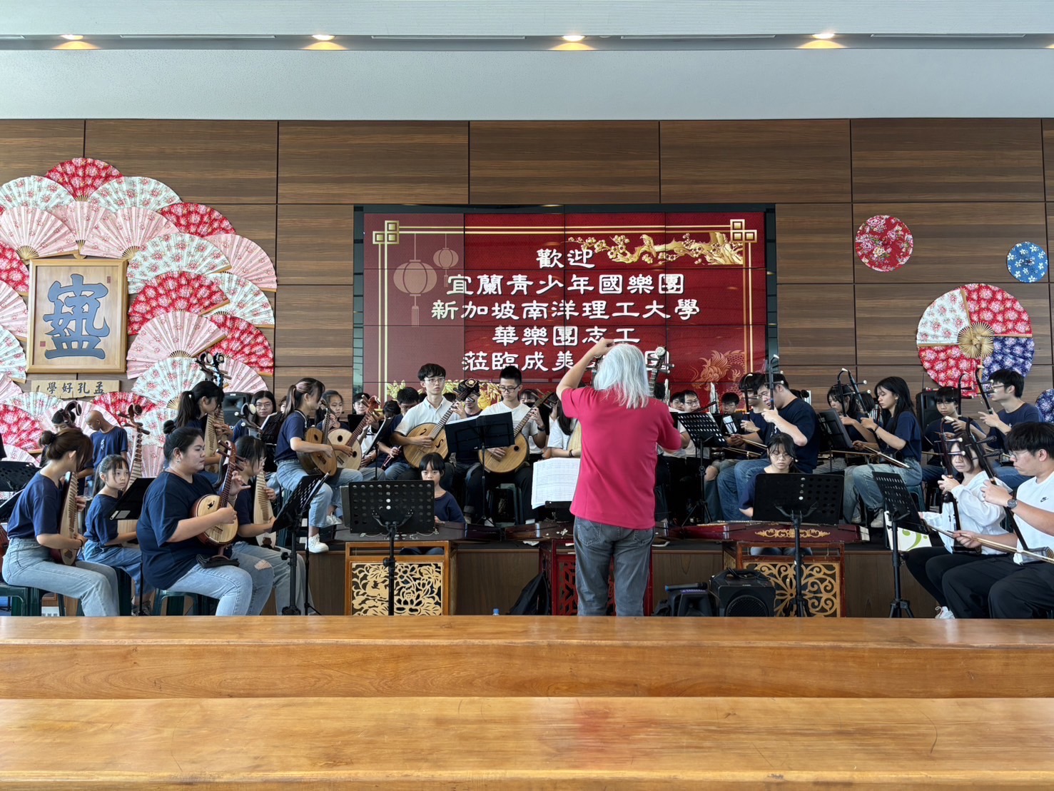 ▲宜蘭青少年國樂團攜手新加坡南洋理工大學華樂團共同巡演，在充滿古樸詩意的成美文化園演出，令台下觀眾如癡如醉，紛紛報以熱烈掌聲。（成美文化園提供）