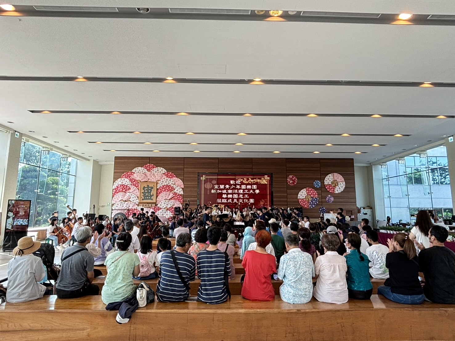 ▲宜蘭青少年國樂團攜手新加坡南洋理工大學華樂團共同巡演，在充滿古樸詩意的成美文化園演出，令台下觀眾如癡如醉，紛紛報以熱烈掌聲。（成美文化園提供）