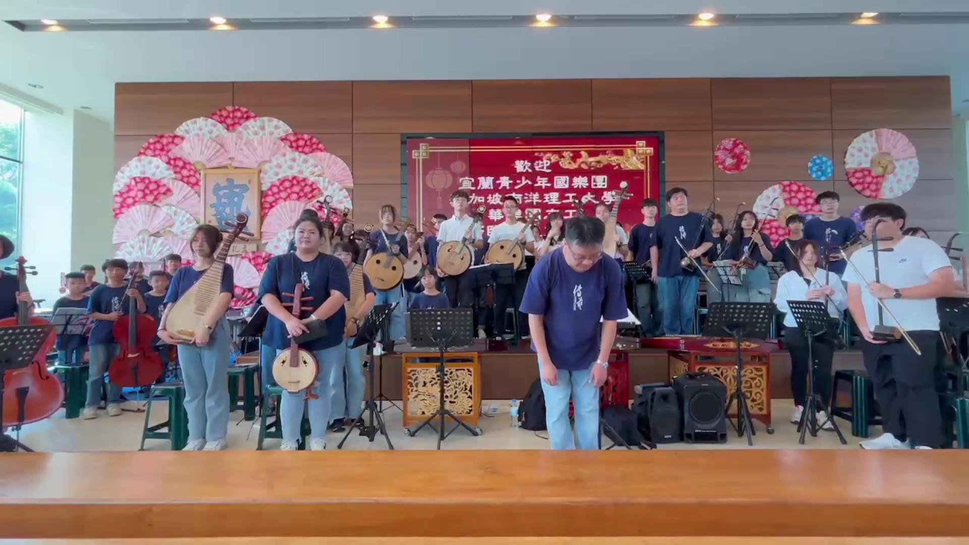 ▲宜蘭青少年國樂團攜手新加坡南洋理工大學華樂團共同巡演，在充滿古樸詩意的成美文化園演出，令台下觀眾如癡如醉，紛紛報以熱烈掌聲。（成美文化園提供）