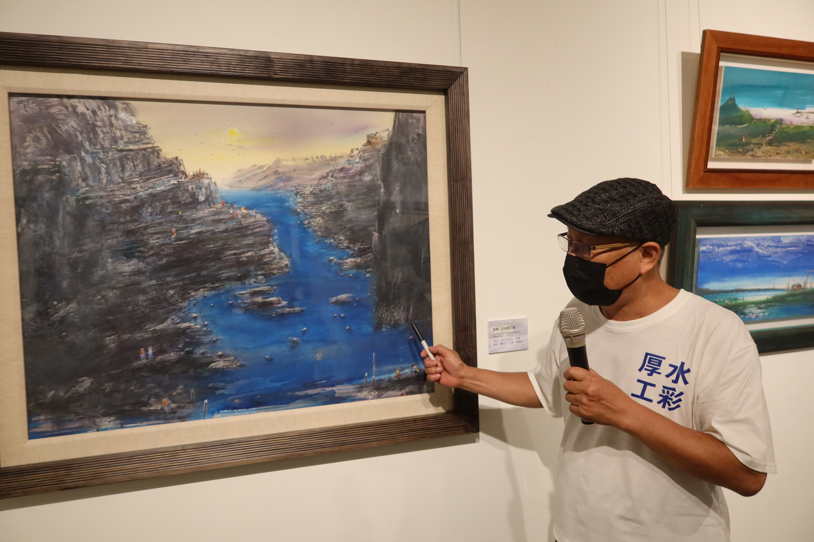 ▲知名水彩畫家黃運祥,應邀在彰化生活美學館舉辦臺灣河川今貌-黃運祥厚工水彩個展,創作記錄了臺灣各地河川的當前風貌。(記者張溎壕攝)